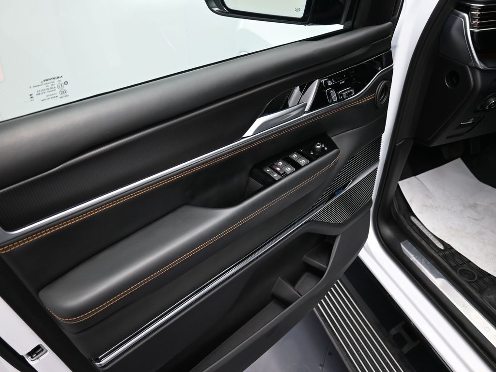2024 Jeep Wagoneer L Series III photo 9