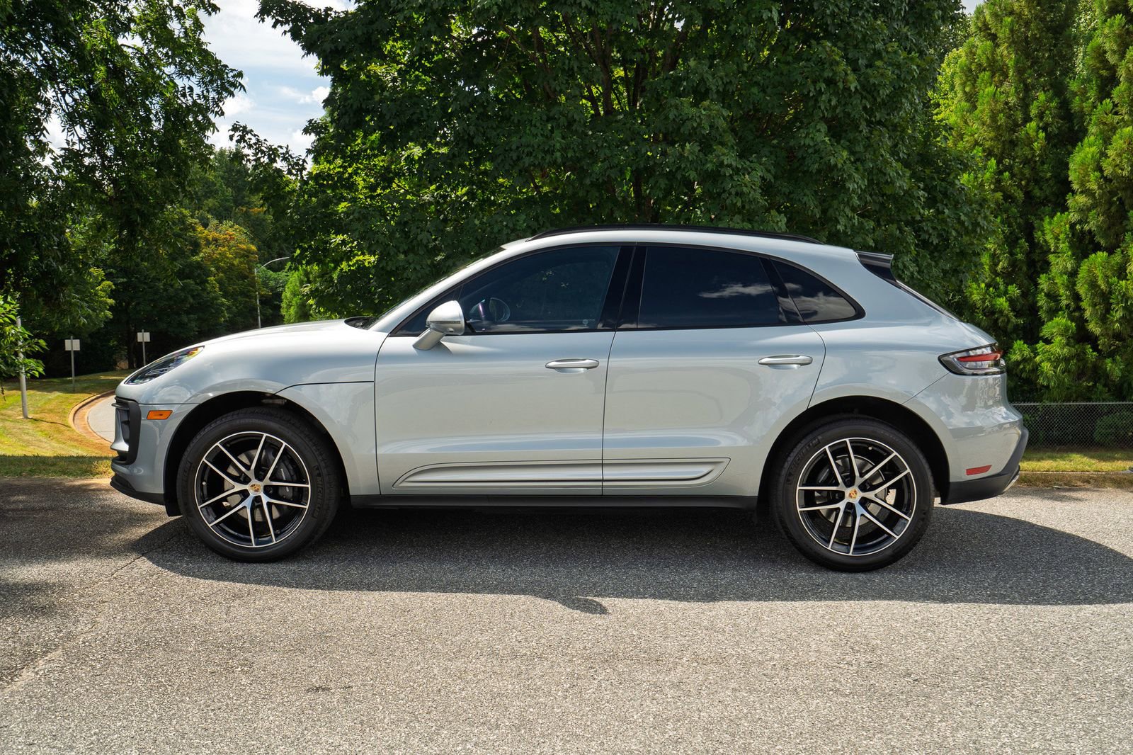 2023 Porsche Macan Base photo 2