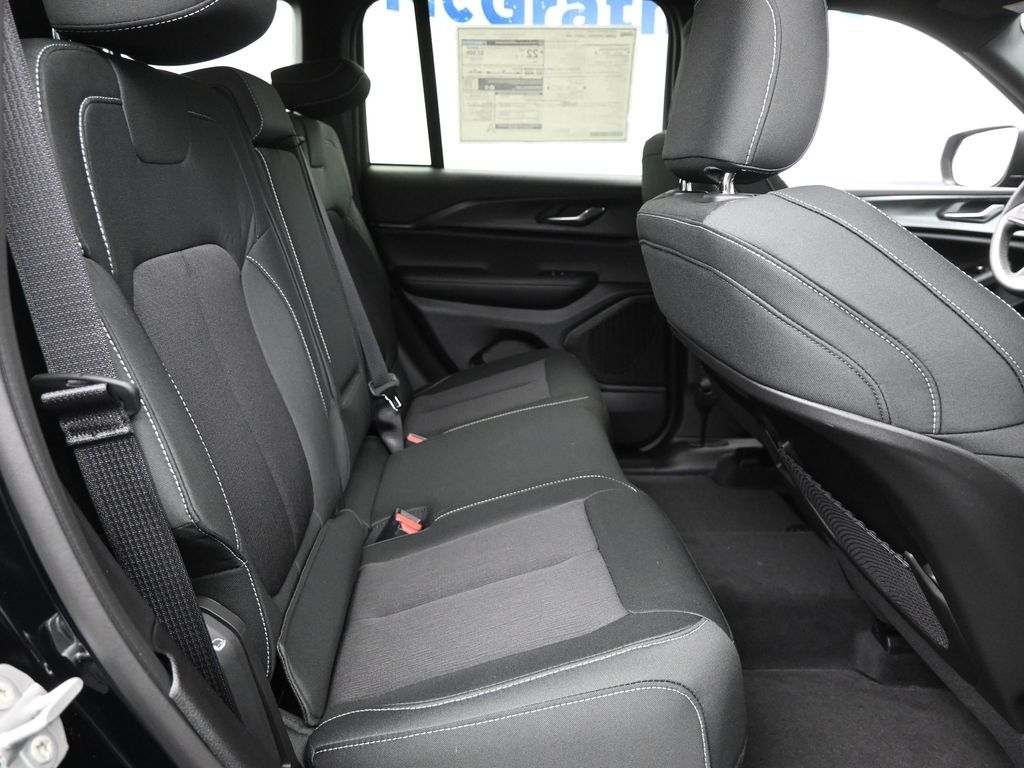 2025 Jeep Grand Cherokee Laredo photo 6
