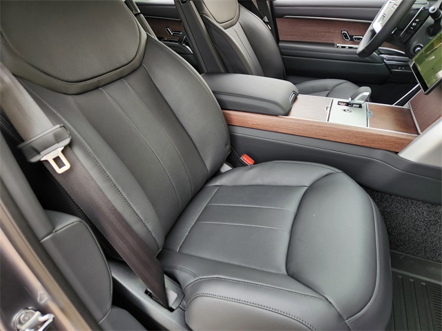 2025 Land Rover Range Rover SE photo 9