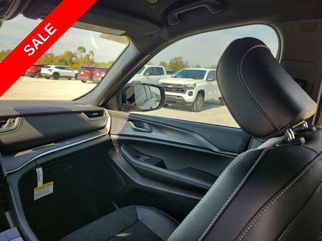 2025 Jeep Grand Cherokee Altitude photo 11