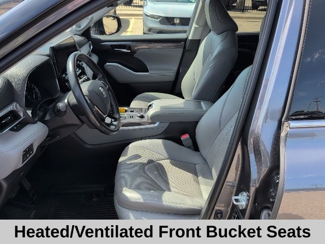 2021 Toyota Highlander Platinum photo 2