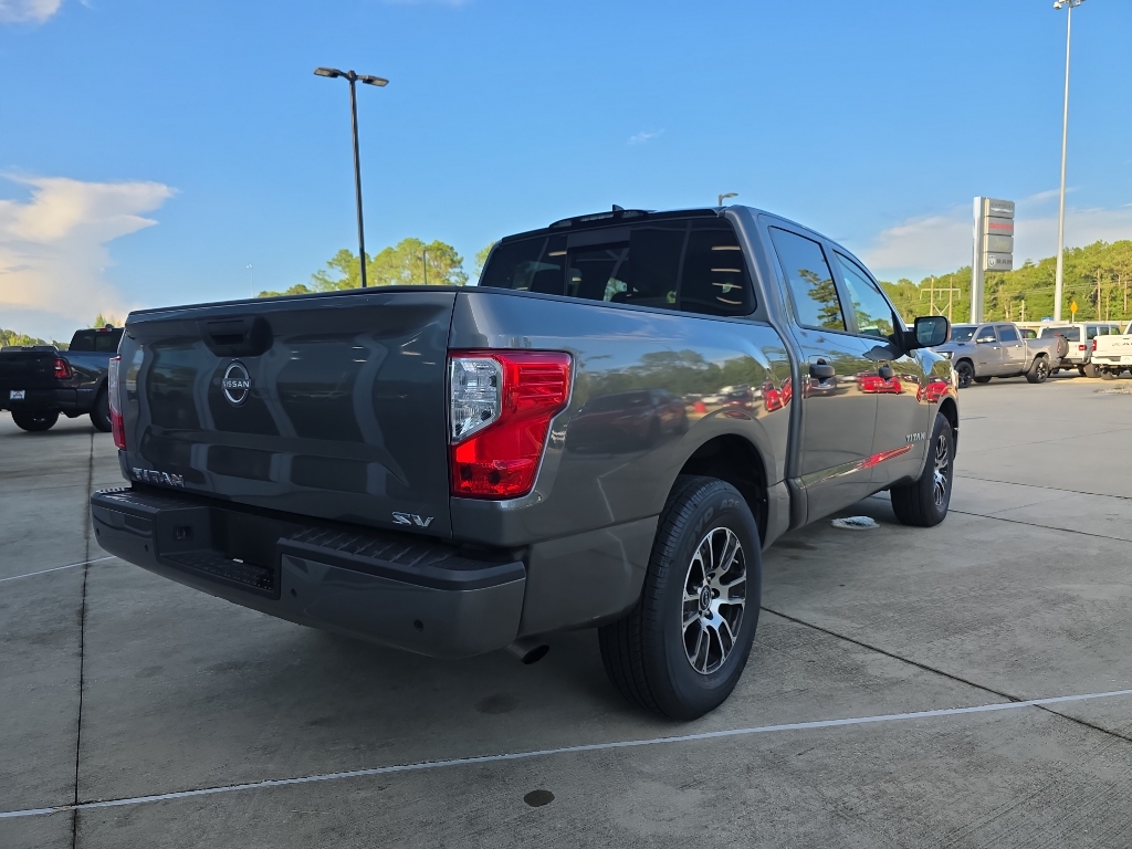 2023 Nissan Titan SV photo 9
