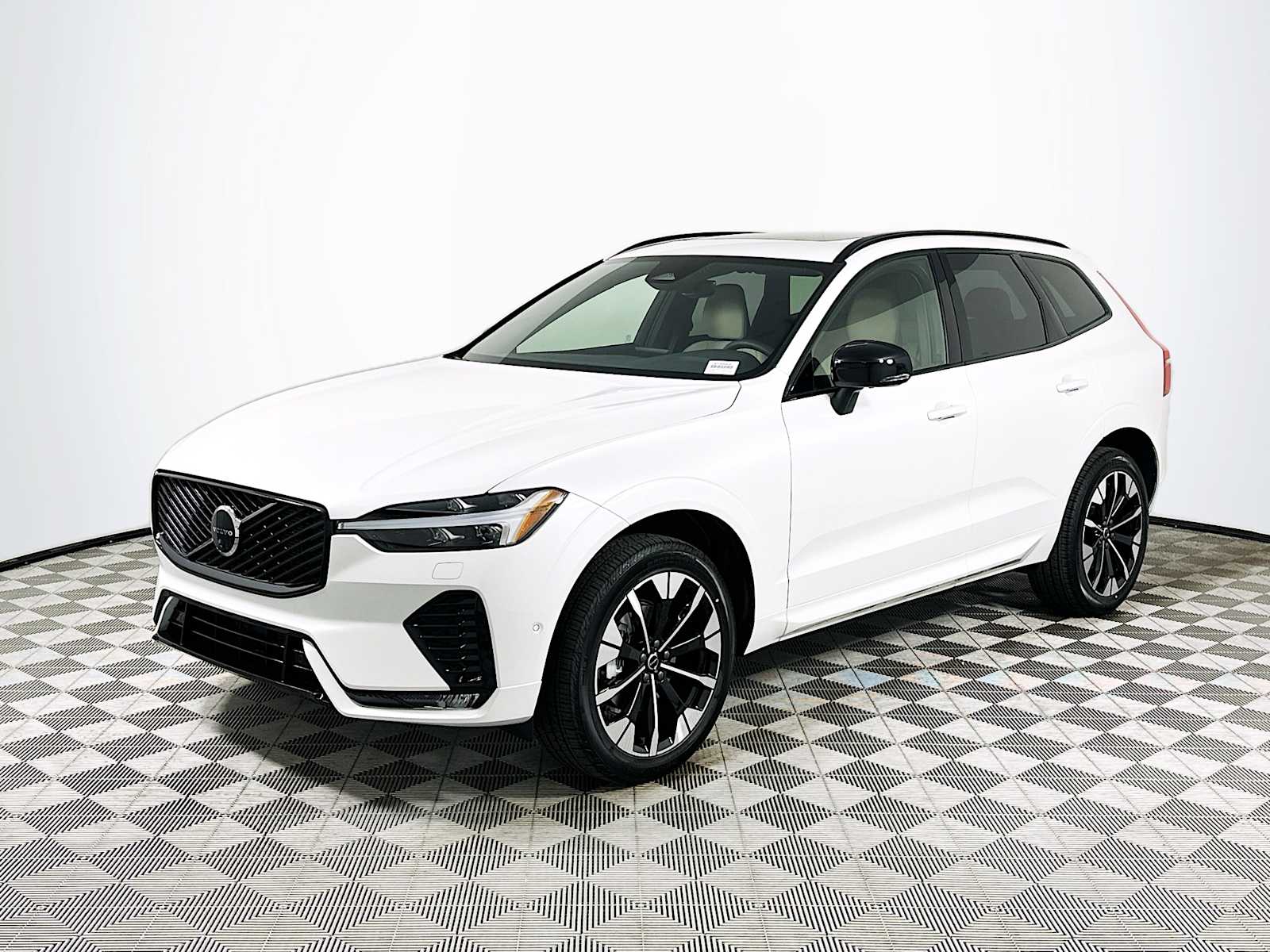 2026 Volvo XC60 B5 Plus photo 3