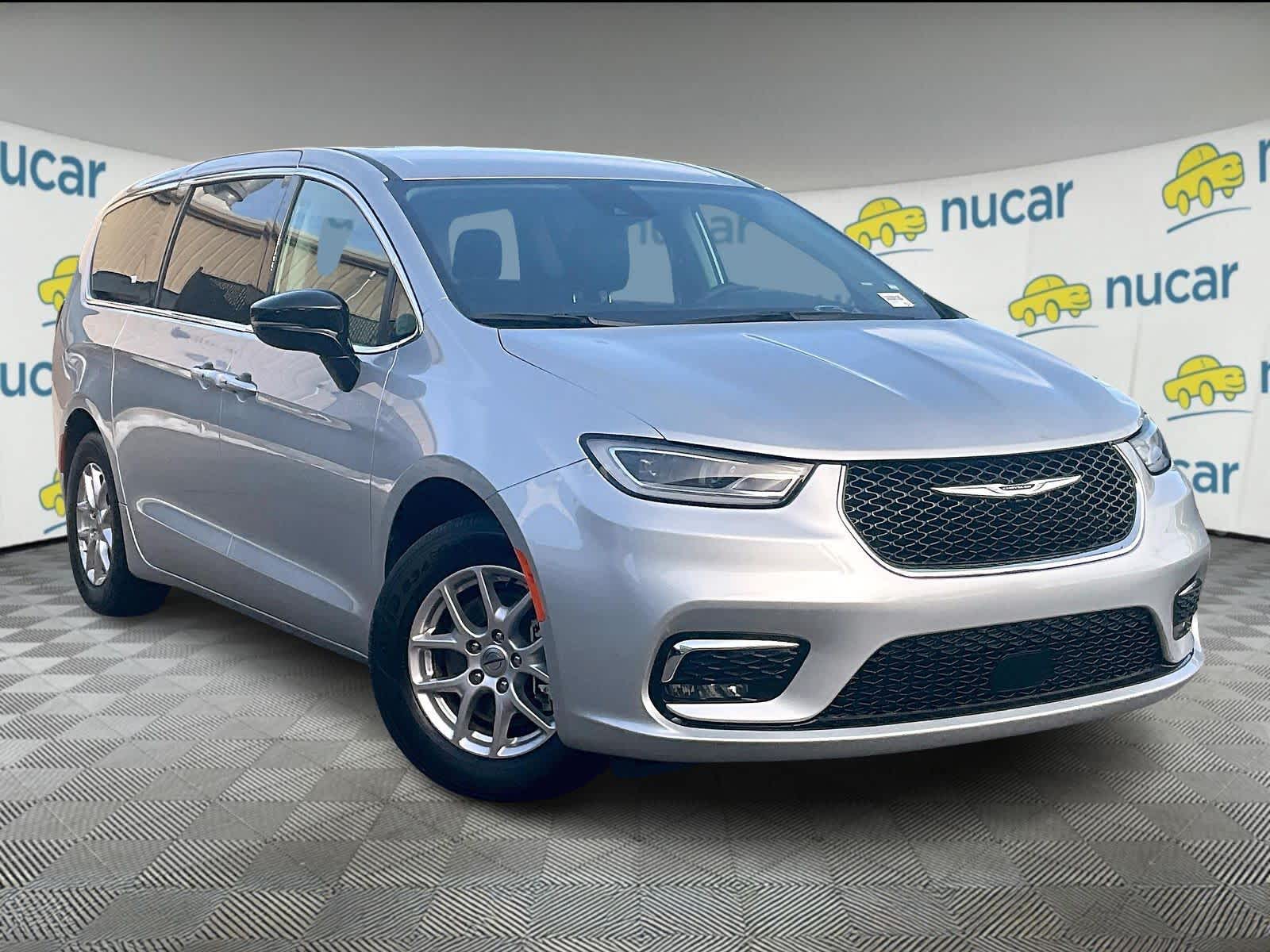 2024 Chrysler Pacifica Touring L's photo