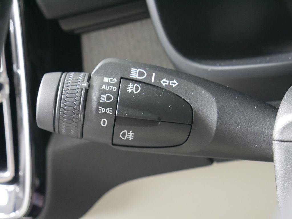2023 Volvo XC40 Plus photo 19