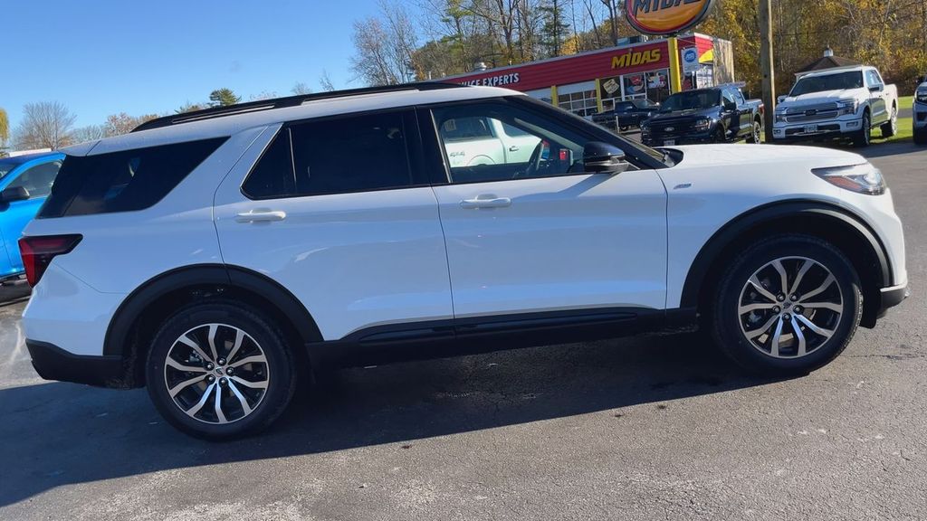 2026 Ford Explorer ST-Line photo 4