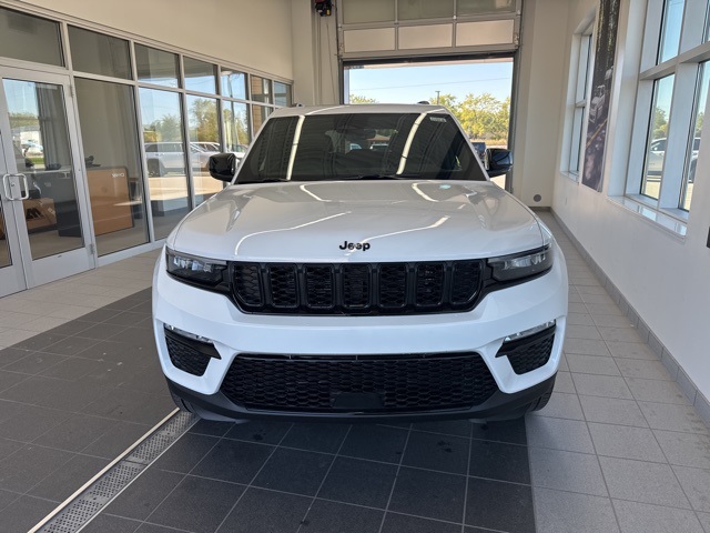 2025 Jeep Grand Cherokee Limited photo 2