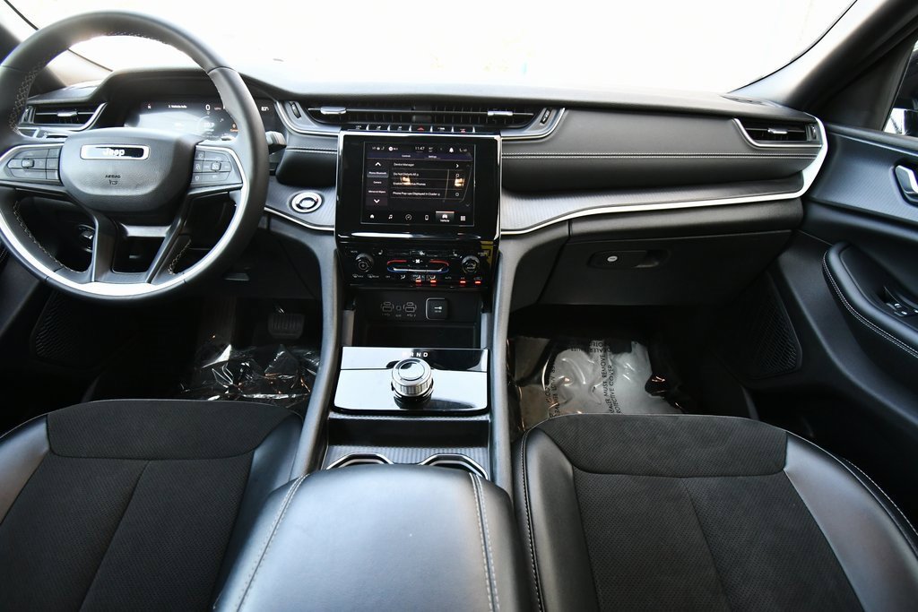 2024 Jeep Grand Cherokee Altitude photo 3