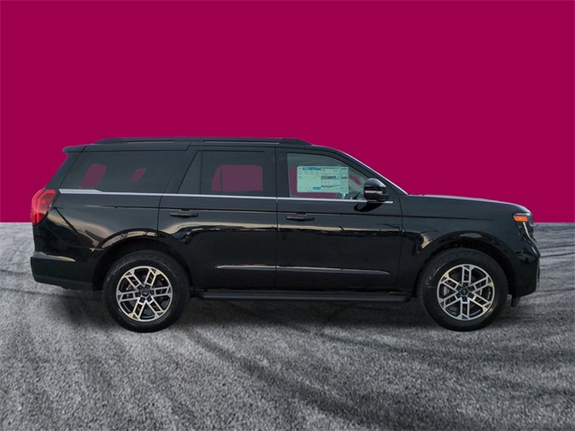 2025 Ford Expedition photo 3