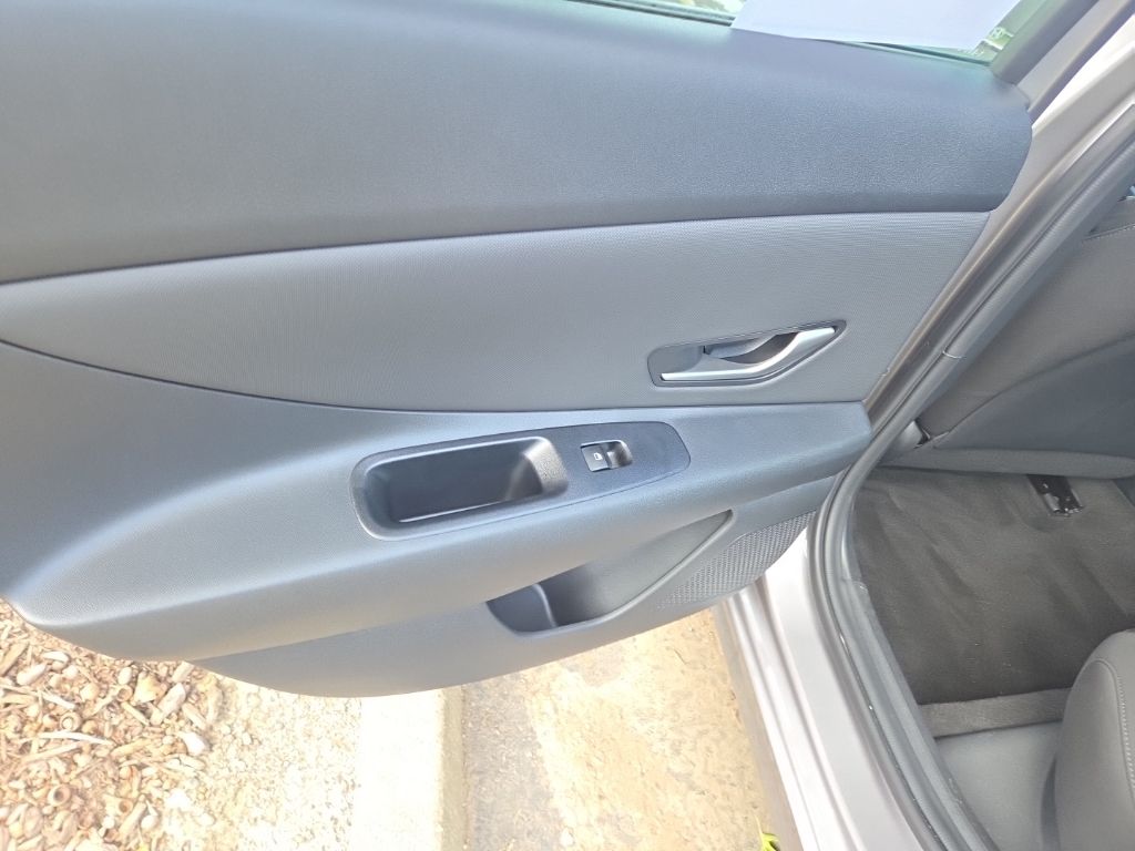 2024 Hyundai Elantra SEL Convenience photo 8