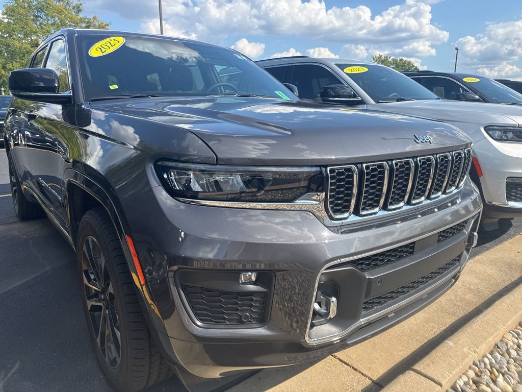 2023 Jeep Grand Cherokee Overland photo 2