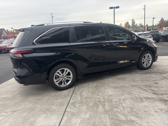 2021 Toyota Sienna Platinum photo 2