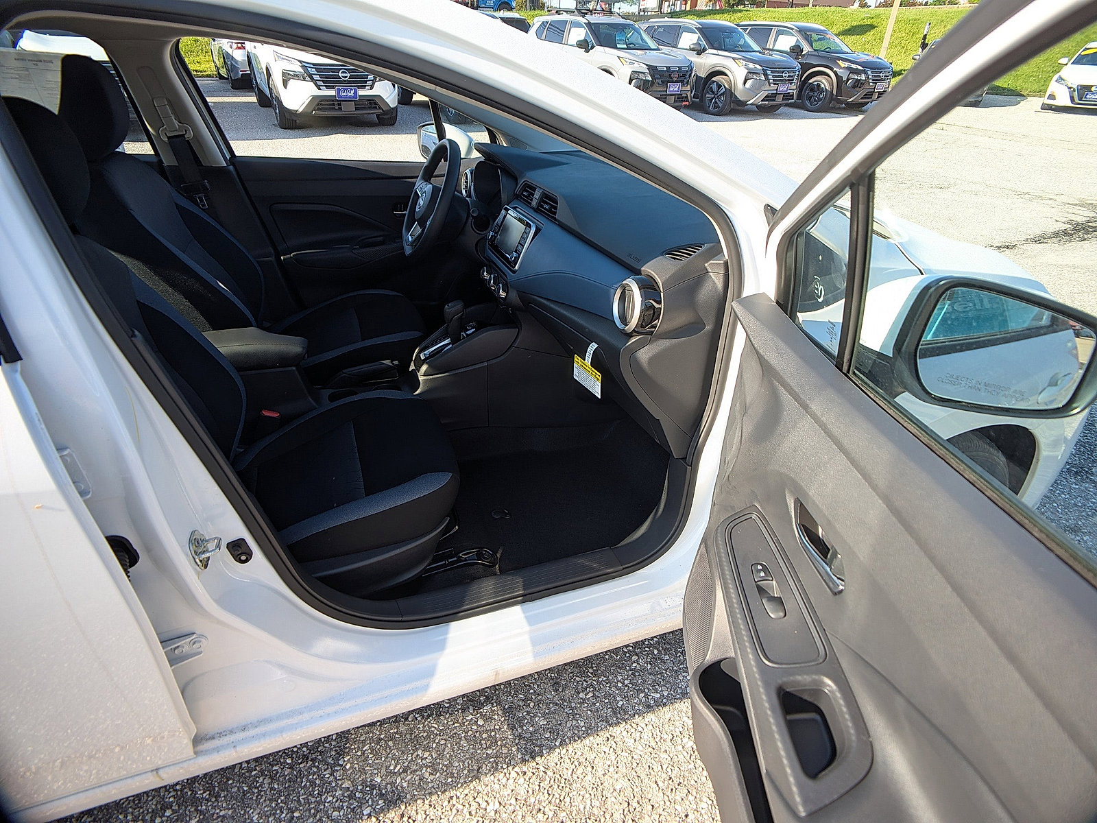 2025 Nissan Versa 1.6 SV photo 3