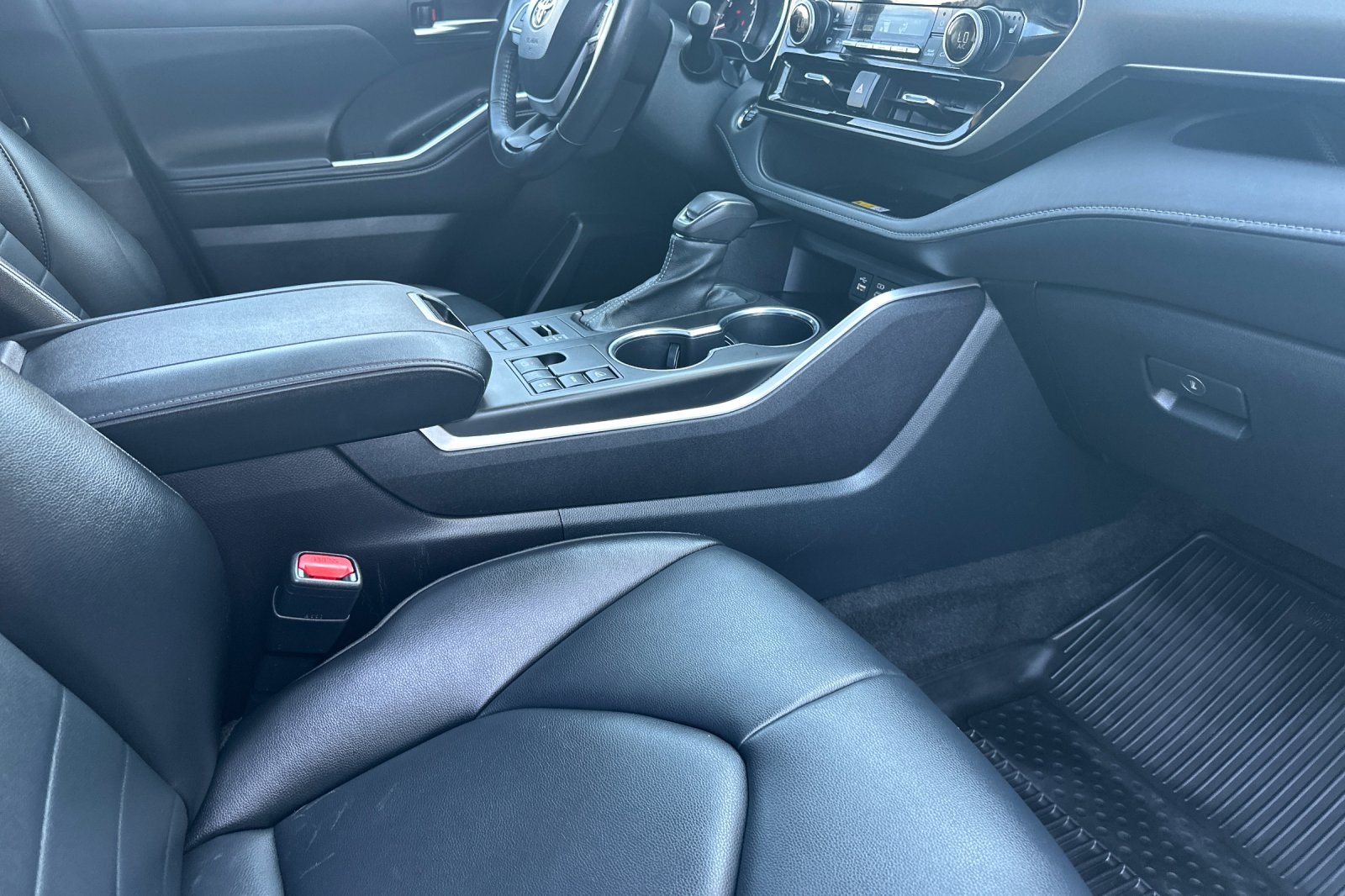 2023 Toyota Highlander XLE photo 12