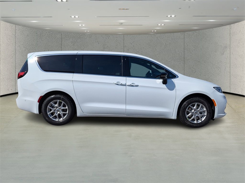 2025 Chrysler Pacifica photo 3