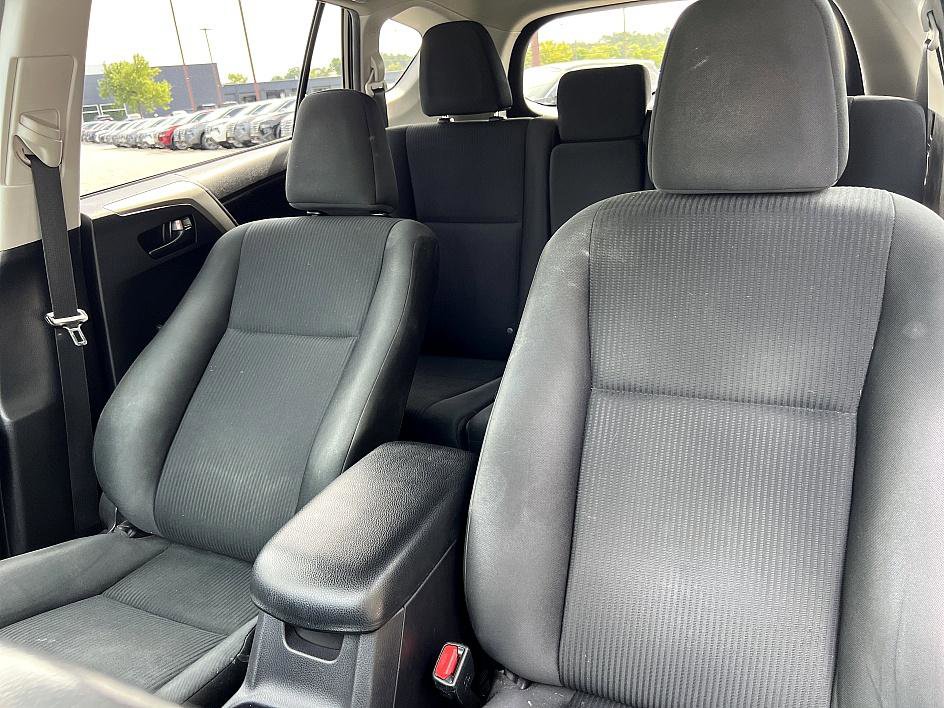 2018 Toyota RAV4 LE photo 13