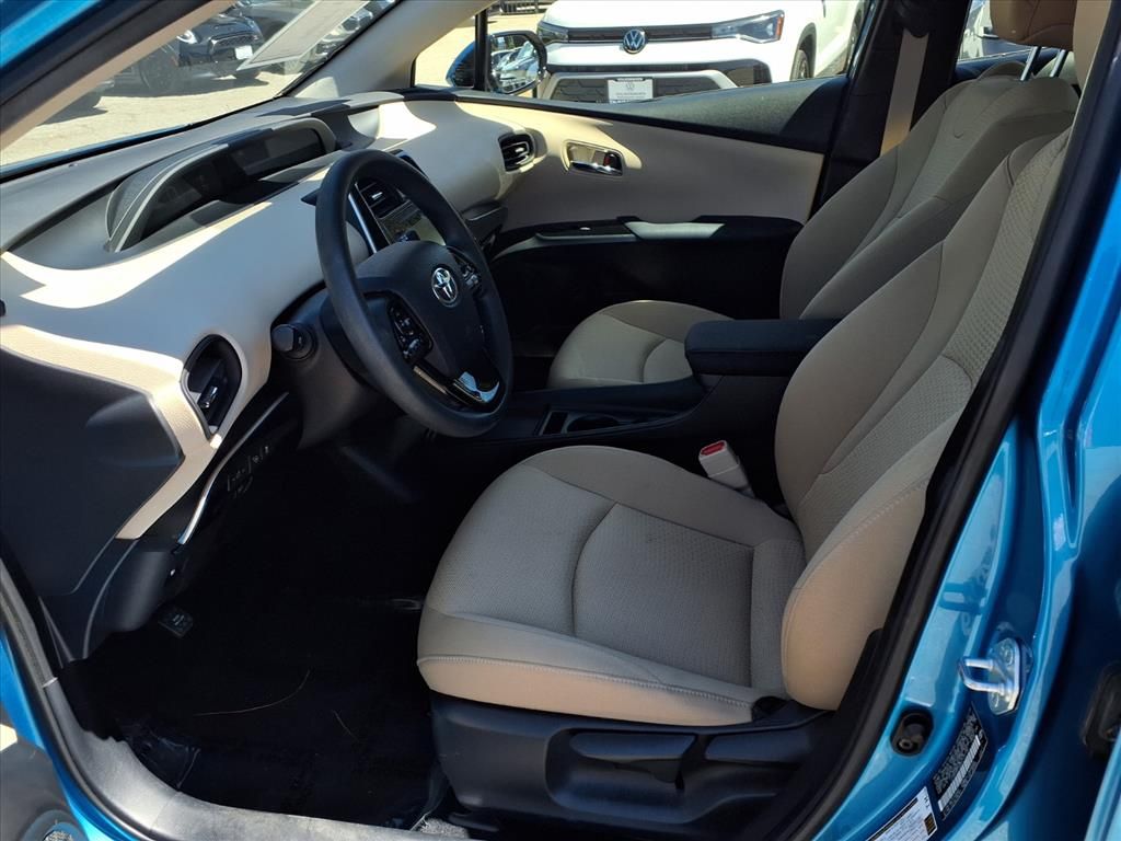 2019 Toyota Prius LE photo 13