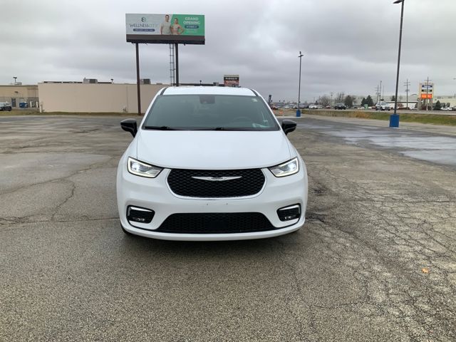 2025 Chrysler Pacifica photo 2