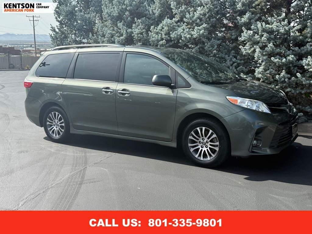 2019 Toyota Sienna XLE photo 11