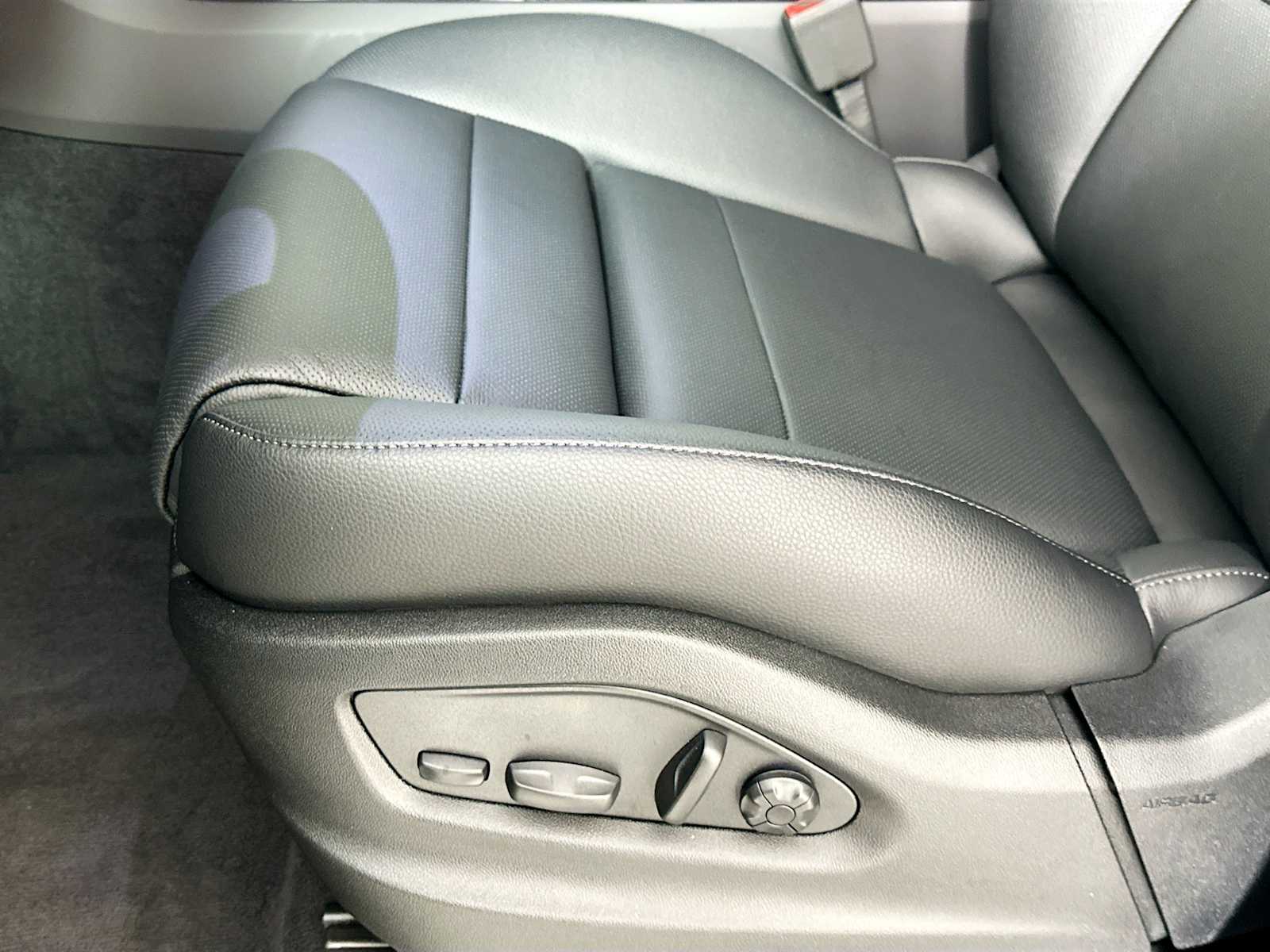 2025 Porsche Cayenne photo 12