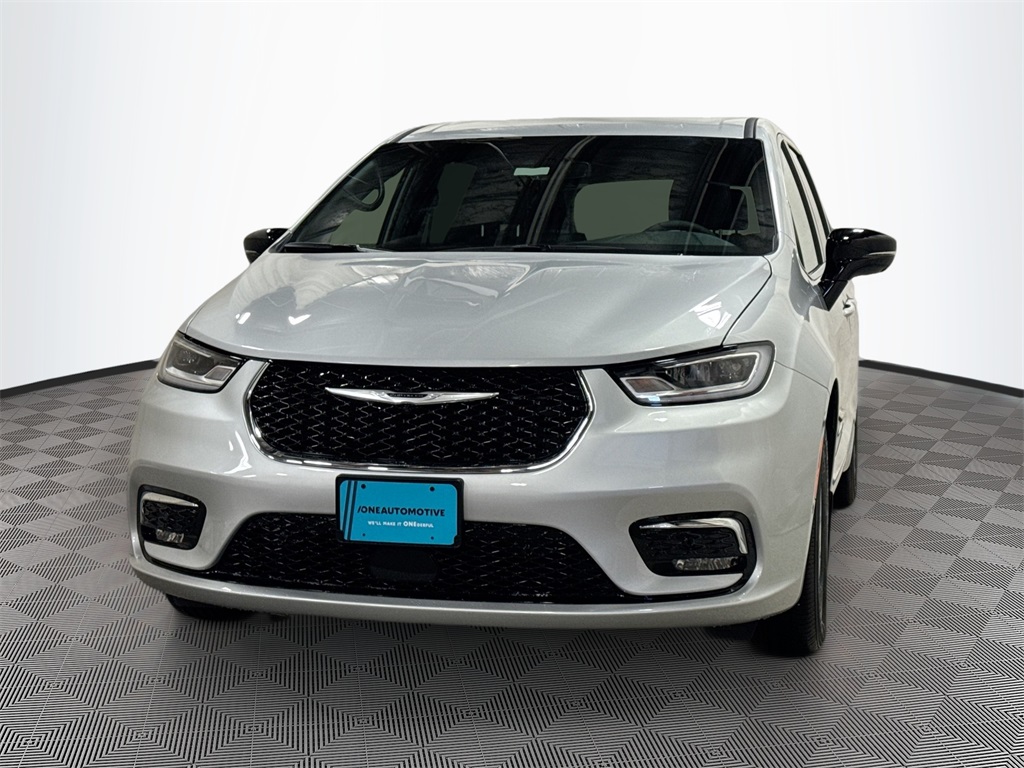 2026 Chrysler Pacifica Select's photo