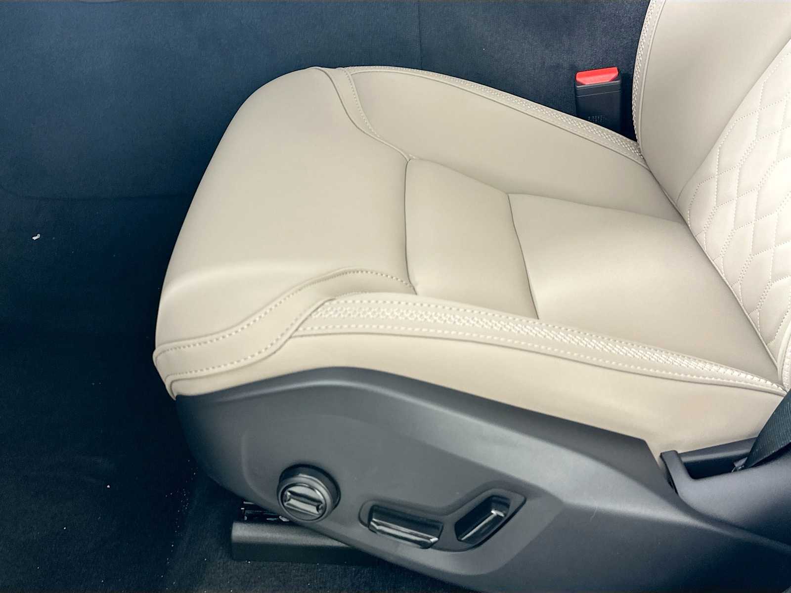 2026 Volvo XC60 B5 Plus photo 18