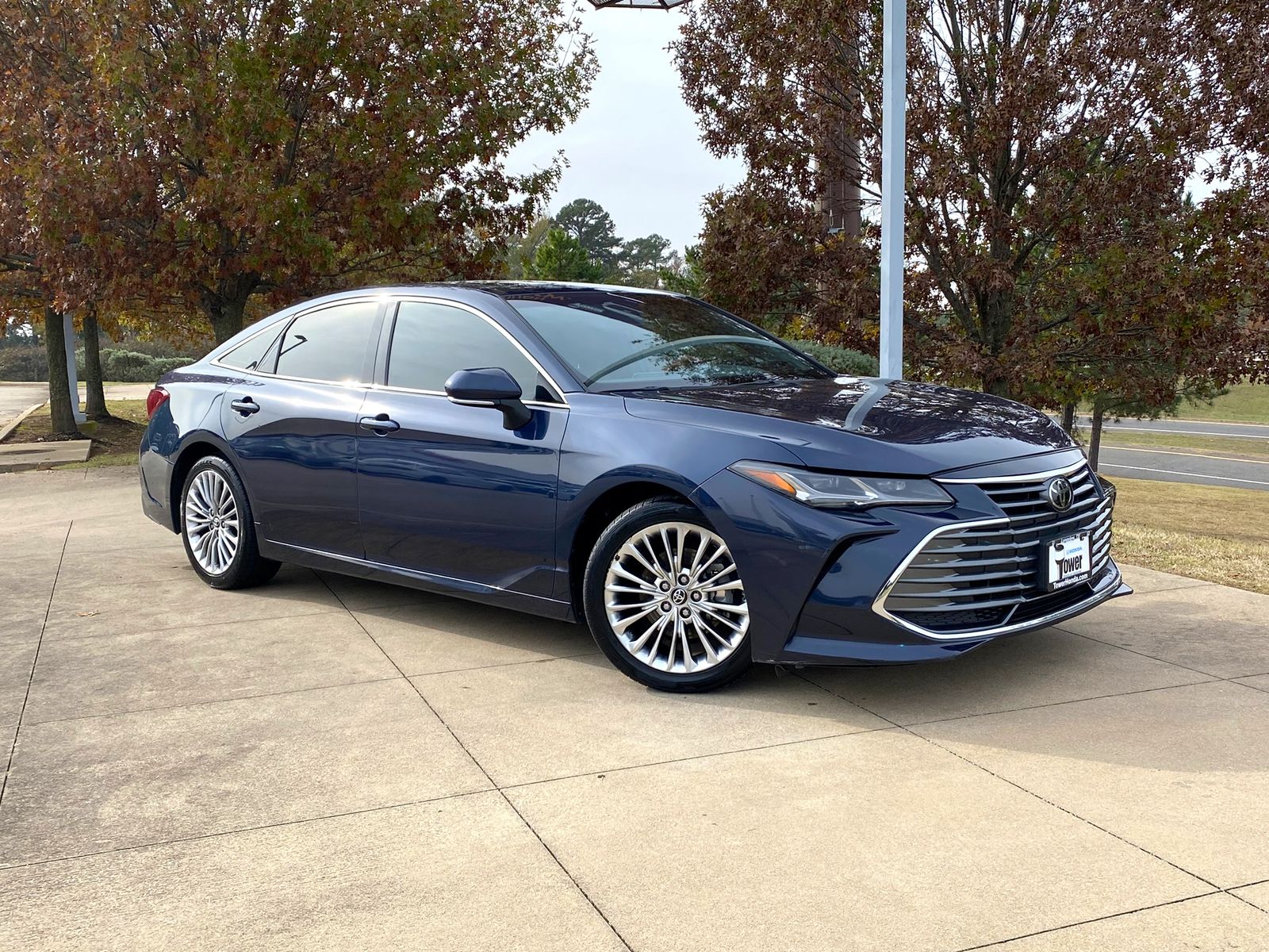 2019 Toyota Avalon Limited's photo