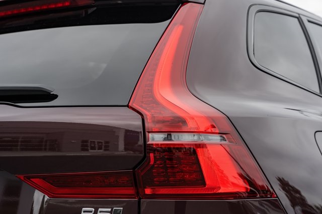 2026 Volvo XC60 B5 Hybrid photo 5