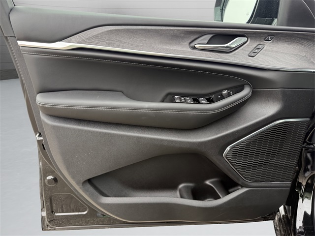 2025 Jeep Grand Cherokee Overland photo 25