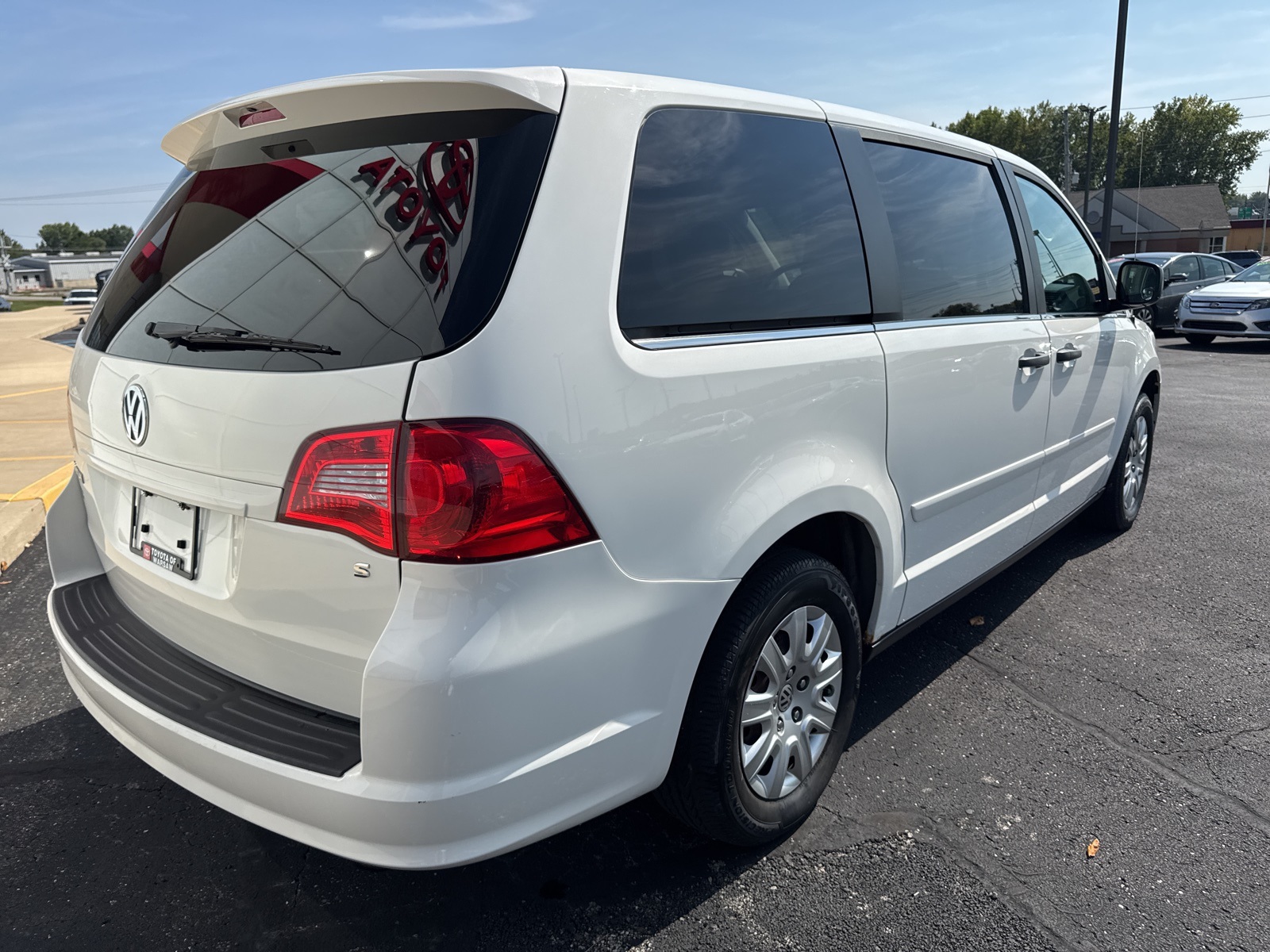 2010 Volkswagen Routan S photo 2
