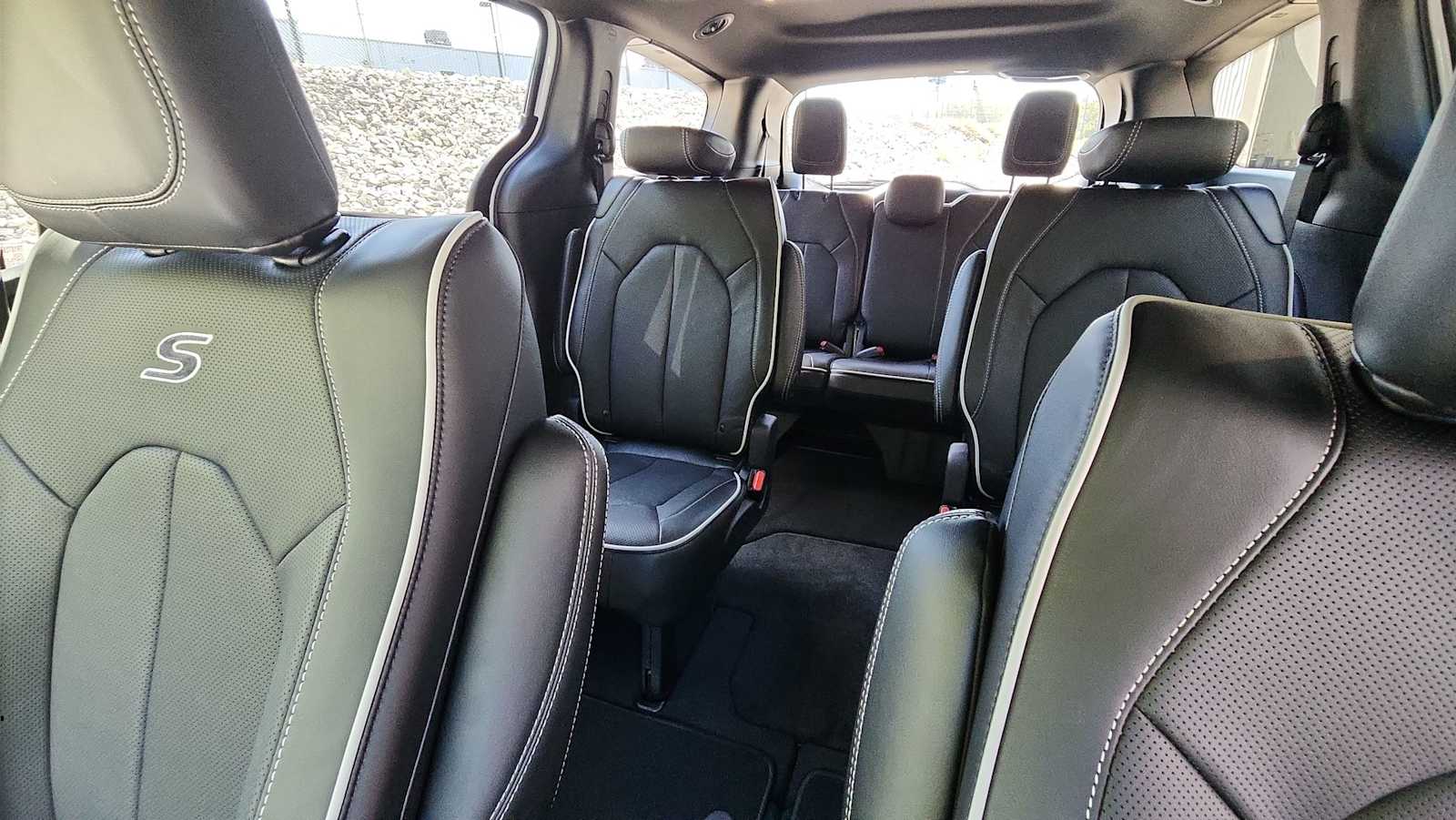 2026 Chrysler Pacifica Limited photo 12
