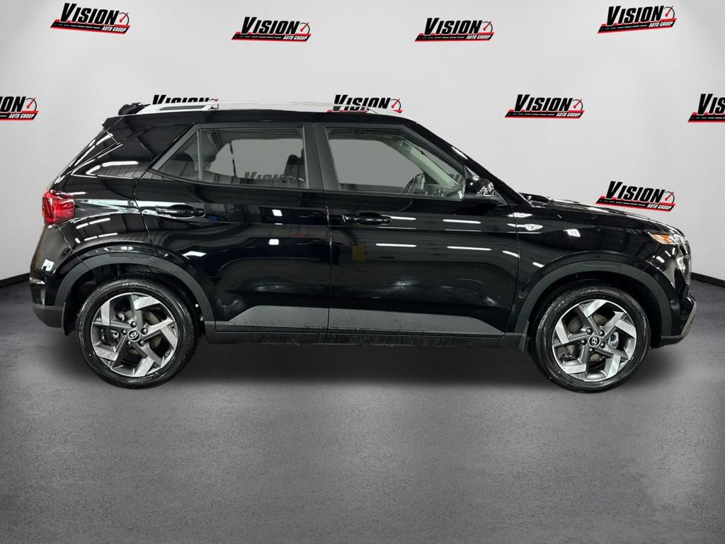 2025 Hyundai Venue SEL photo 4