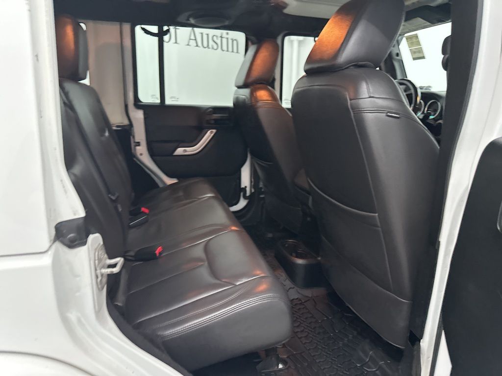 2014 Jeep Wrangler Unlimited Sahara photo 17