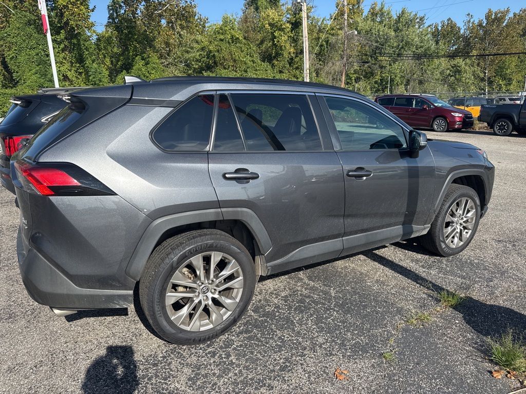 2021 Toyota RAV4 XLE Premium photo 4