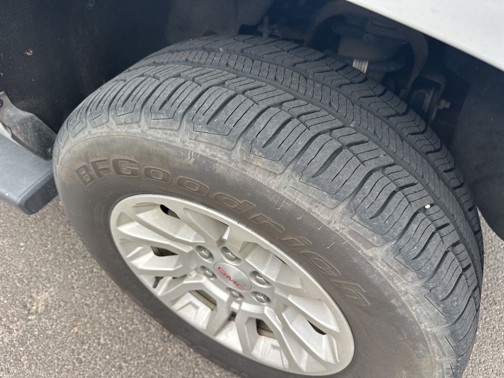 2017 Gmc Yukon XL SLE photo 4