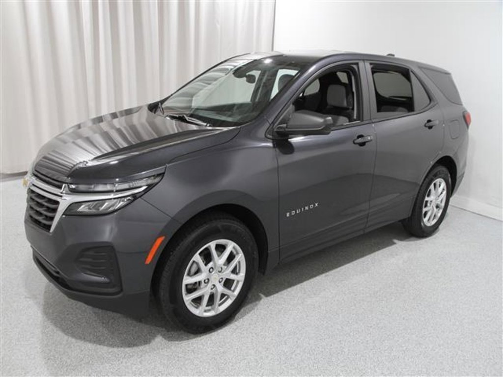 2022 Chevrolet Equinox LS photo 3