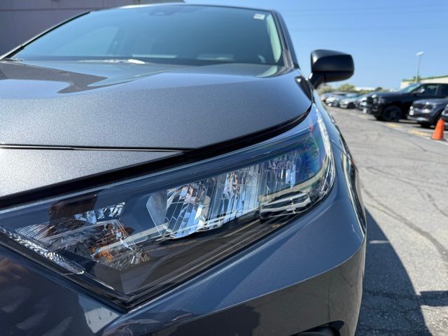 2022 Toyota RAV4 LE photo 9