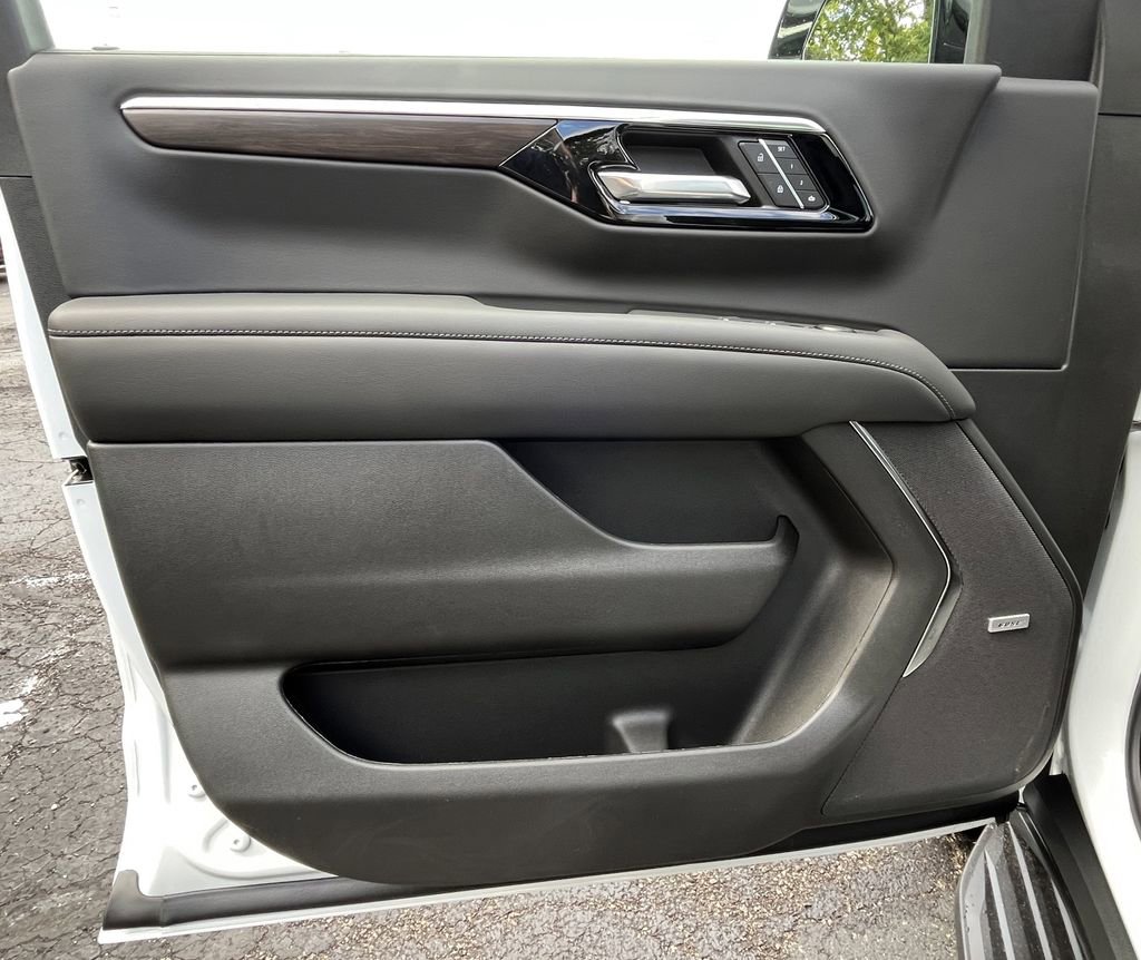 2025 Chevrolet Suburban LT photo 4