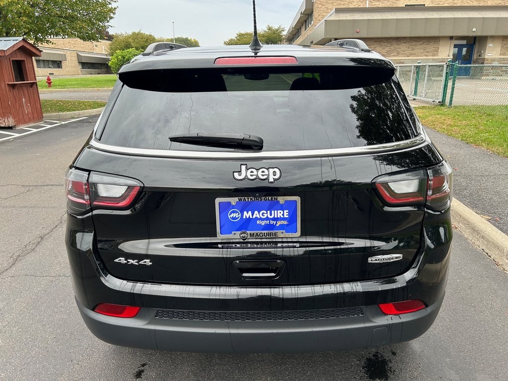 2024 Jeep Compass Latitude Lux photo 3