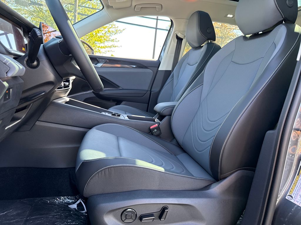 2025 Volkswagen Tiguan SE photo 3