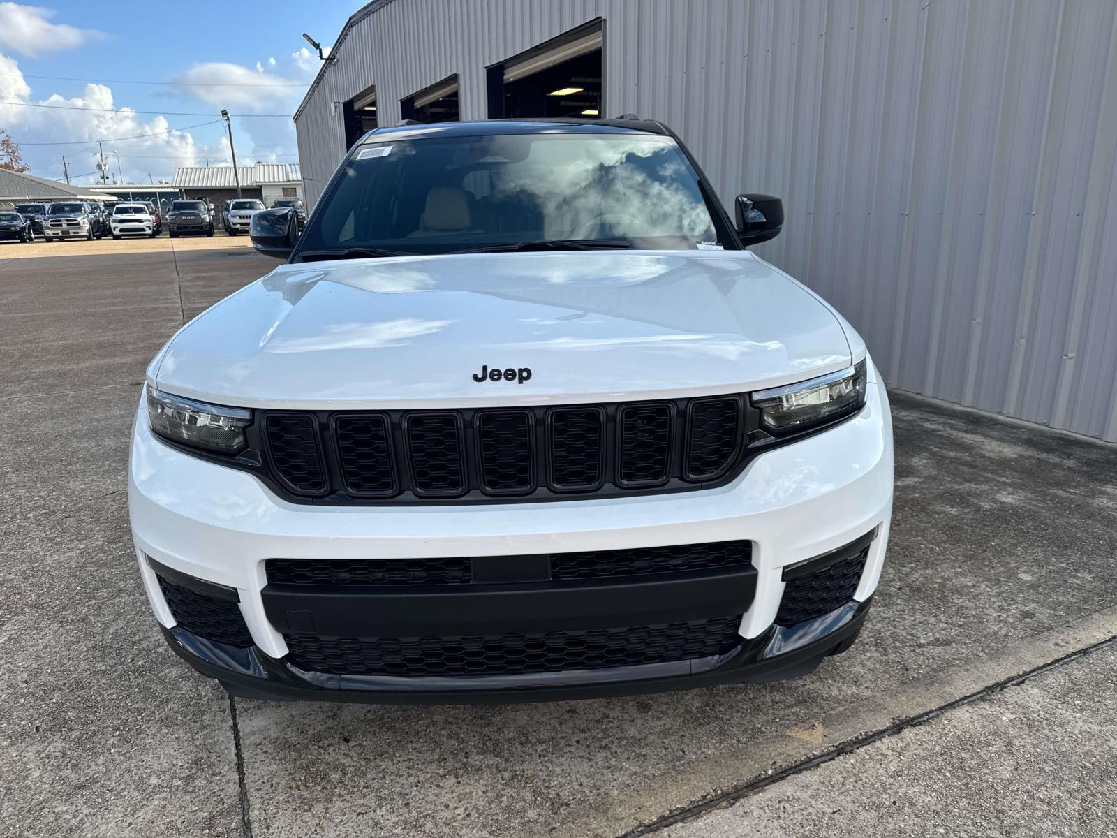 2025 Jeep Grand Cherokee Limited photo 2