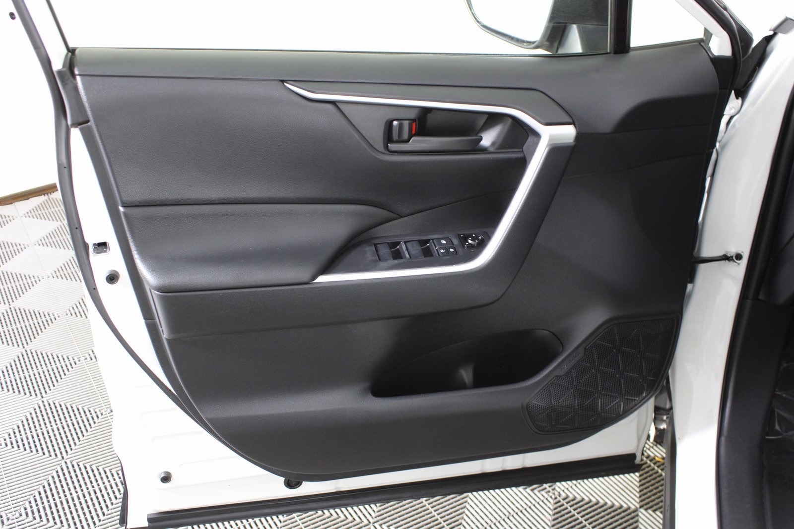 2019 Toyota RAV4 LE photo 21