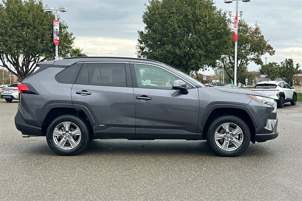 2025 Toyota RAV4 Hybrid XLE photo 3