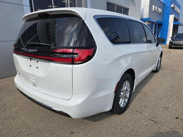 2026 Chrysler Pacifica photo 4