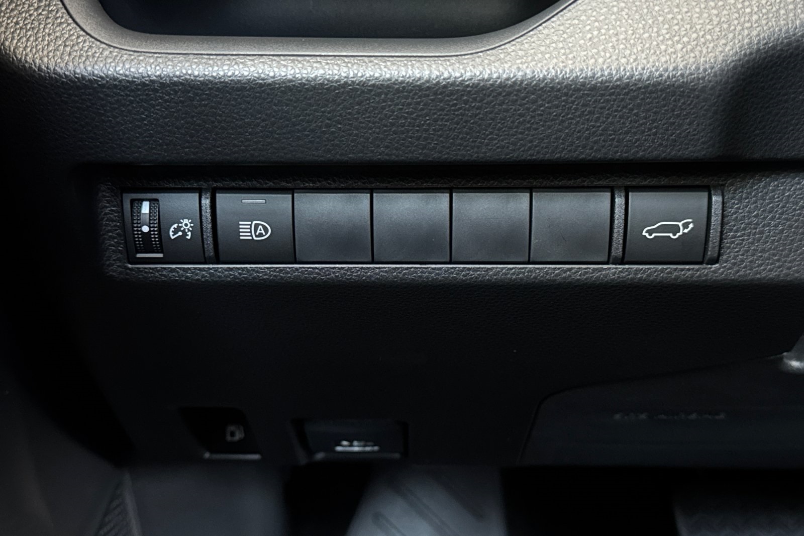 2025 Toyota RAV4 Hybrid XLE photo 28
