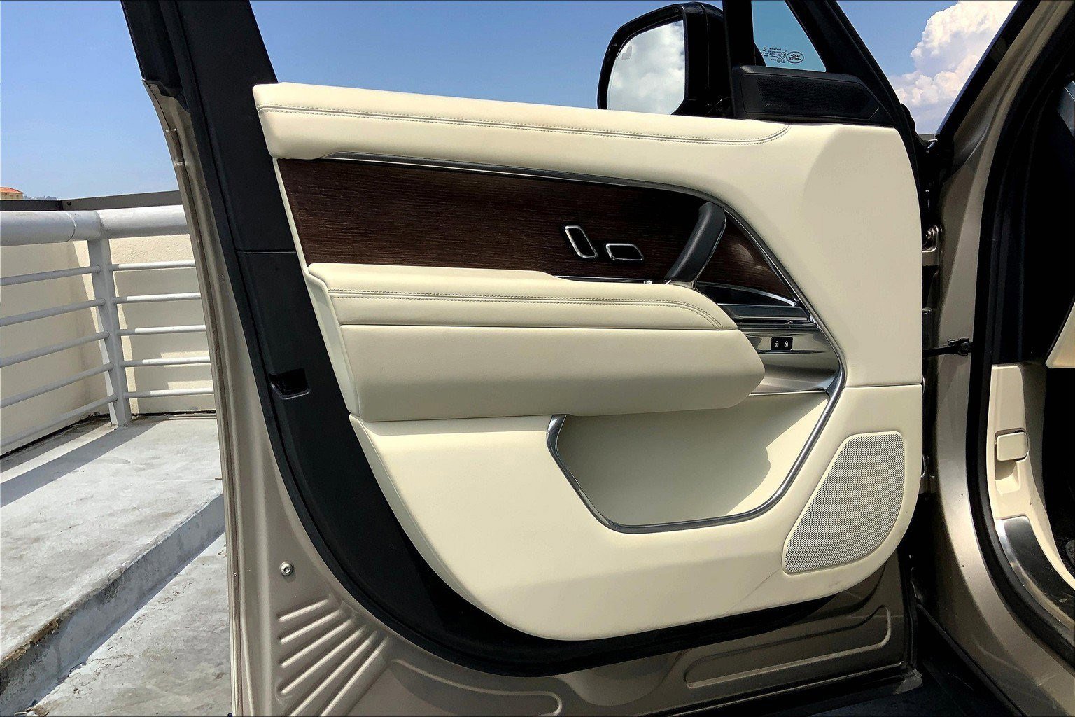 2022 Land Rover Range Rover SE photo 24