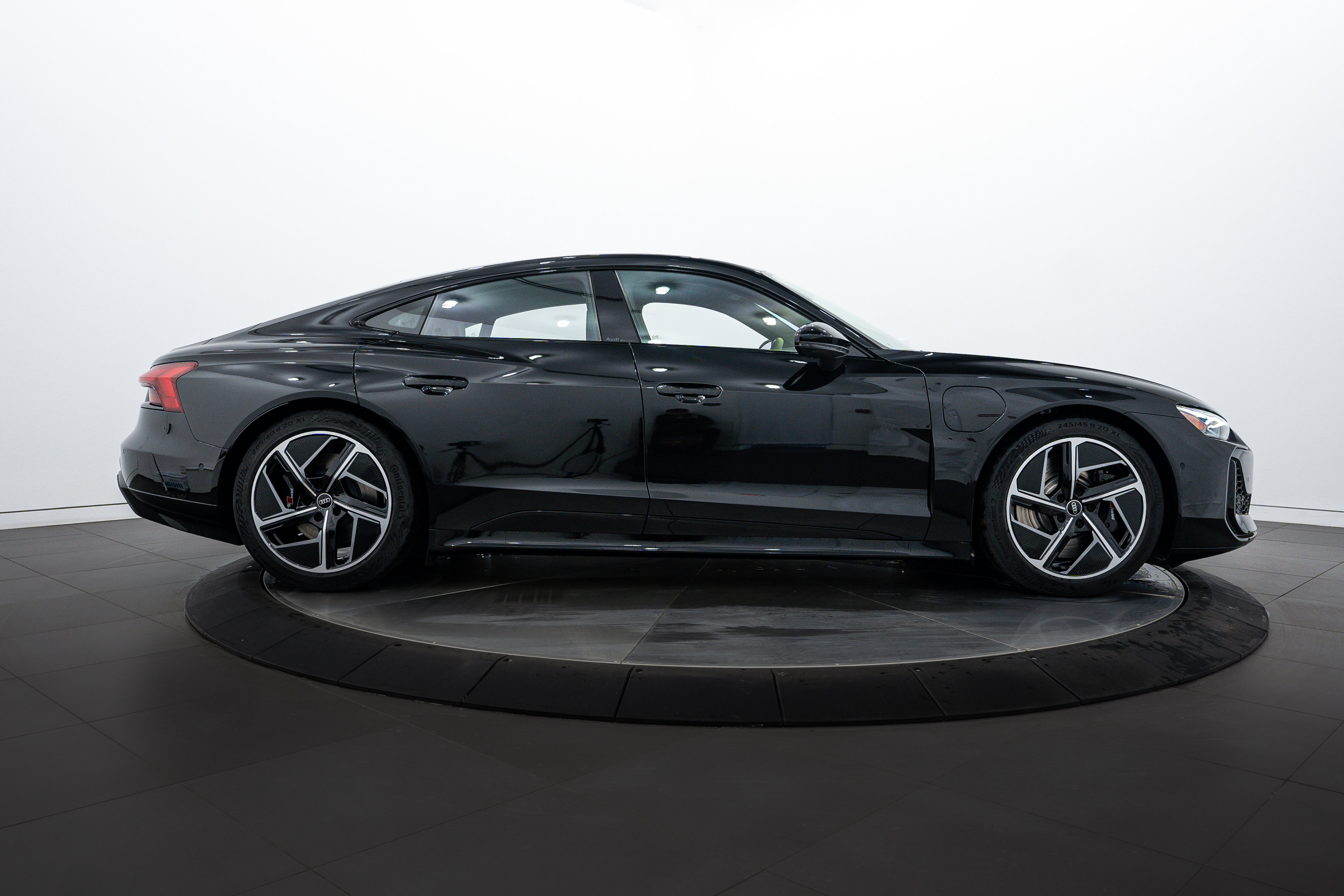 2025 Audi RS e-tron GT photo 2
