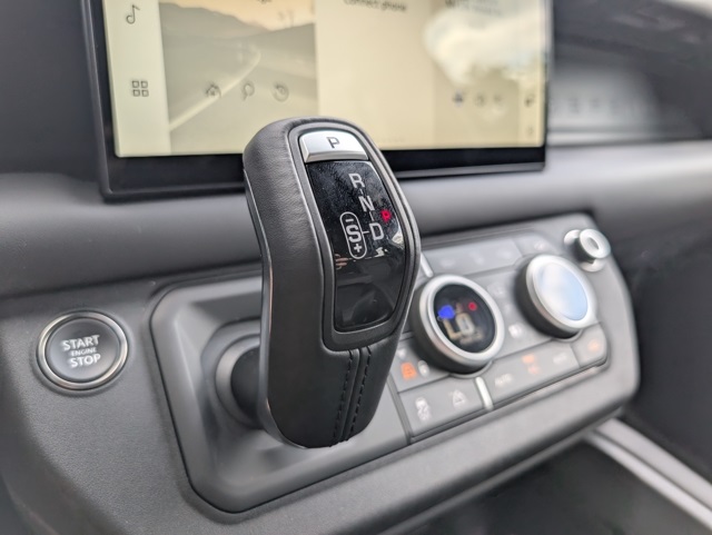 2025 Land Rover Defender 110 X-Dynamic SE photo 17