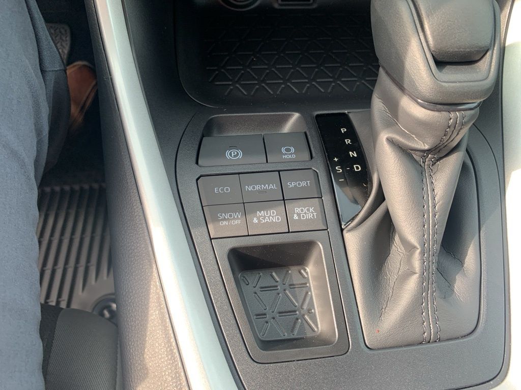 2025 Toyota RAV4 XLE photo 14